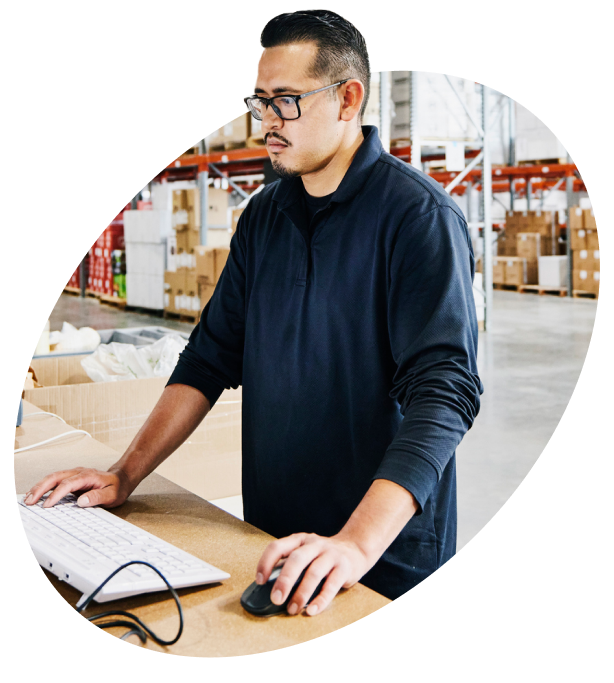 hero_HOP_courses_man-warehouse-computer
