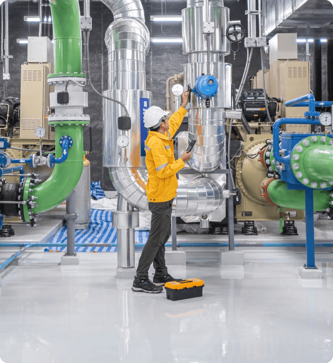 img_HOP_field-insights-worker-testing-machinery