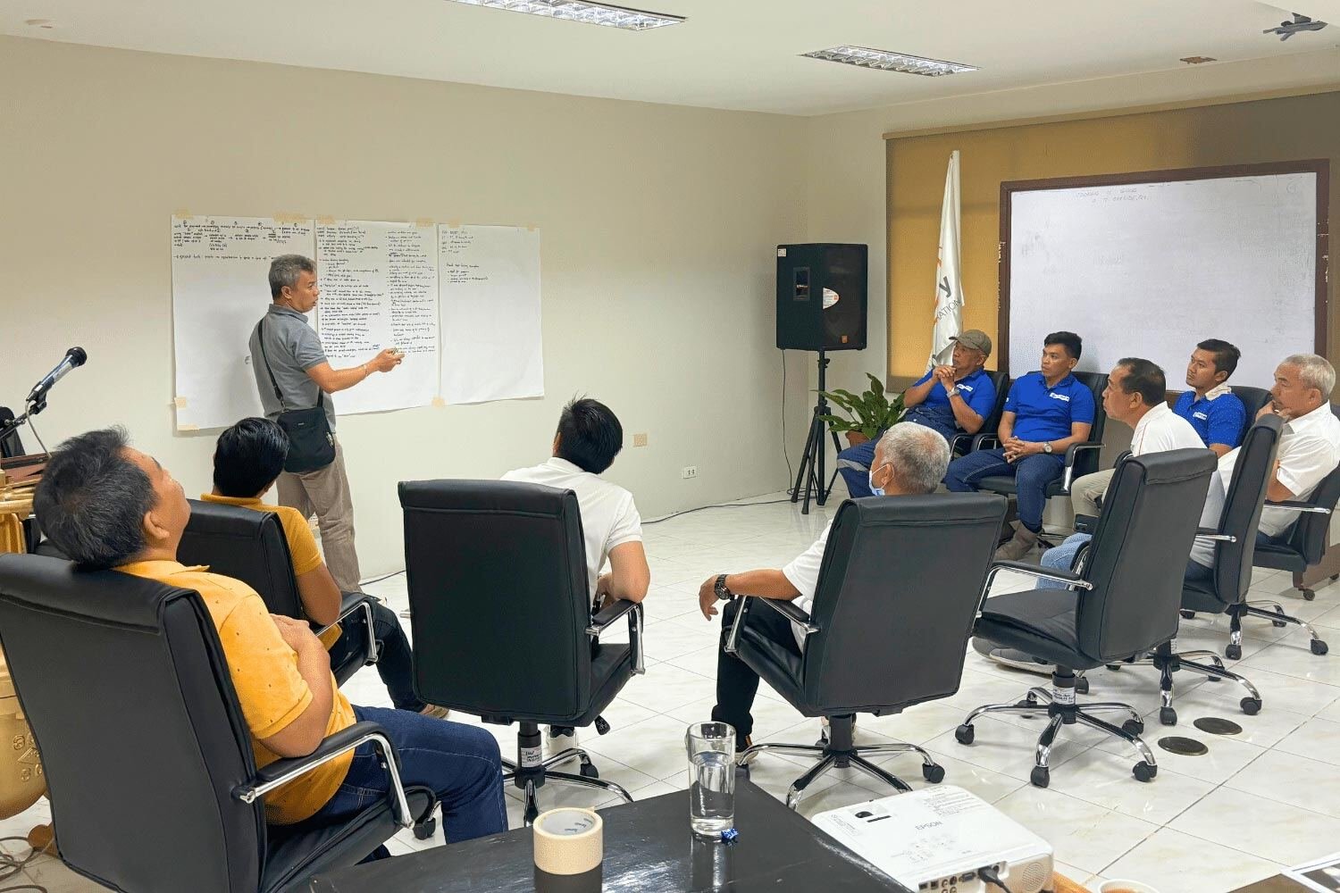 img_case-study-energy-development-learning-teams-coaching_office-presentation
