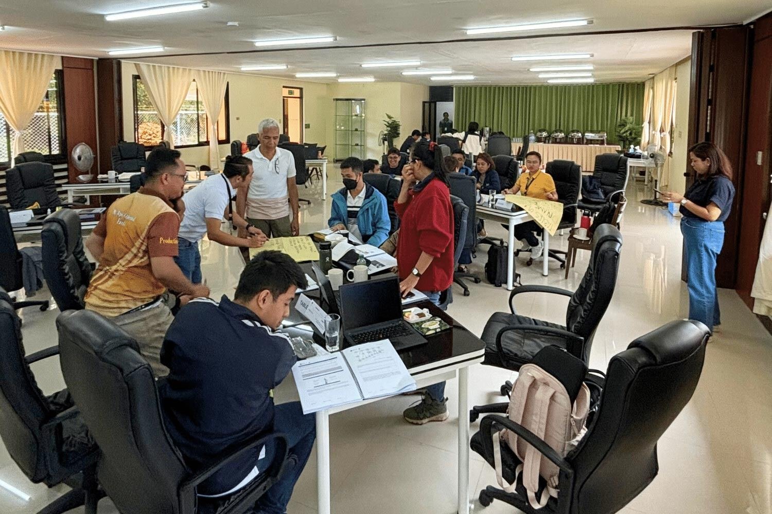 img_case-study-energy-development-learning-teams-coaching_office-training
